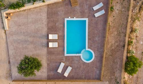 una vista panoramica su una piscina in un parcheggio di Villa Nina a Keríon