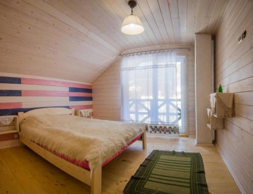ヴェルホヴィナにあるApartment Pans'ka Pichのベッドルーム1室(大型ベッド1台付)