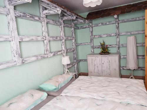 a bedroom with a bed and two windows at Spreewald Ferienwohnung Lübben in Lübben