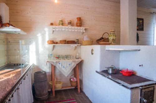 ヴェルホヴィナにあるApartment Pans'ka Pichの木製の壁の小さなキッチン、カウンターが備わります。