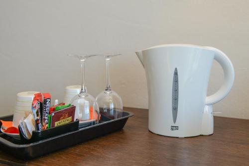 Utensilios para hacer té y café en Hotel Miramar