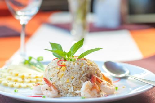 Makanan di atau berdekatan hotel