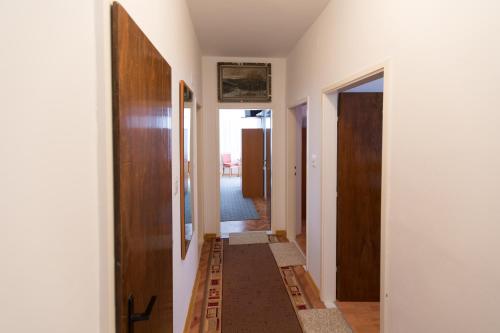 um corredor com piso de madeira numa casa em Guesthouse Storelli em Lopud