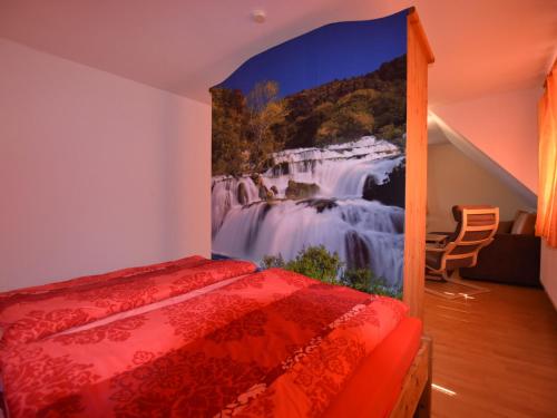 ヴィークにあるCozy Apartment in Wieck a. Darss with Gardenの滝の壁画が壁に施されたベッドルーム
