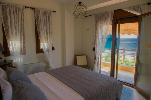 ネア・ムダニアにあるVilla Annaのベッドルーム1室(ベッド1台付)が備わります。