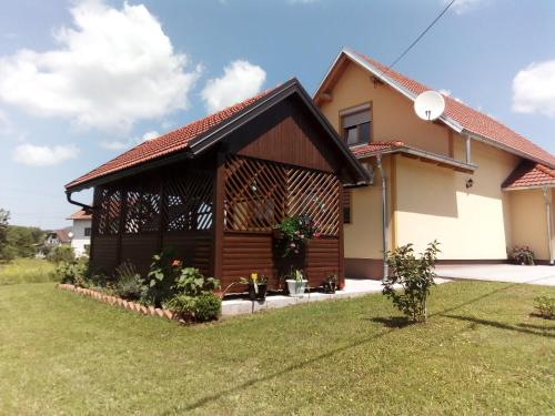 una casa con techo de gambrel en House Matijević Šimić, en Grabovac