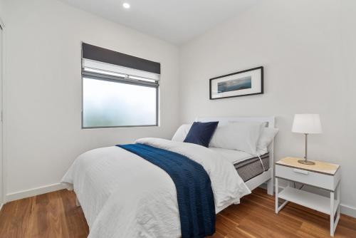 A bed or beds in a room at Rosewater Townhouses Dromana