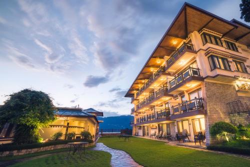 甘托克的住宿－Denzong Regency- Luxury Mountain Retreat Spa & Casino，前面有草坪的大建筑