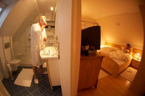 A bathroom at Winzerhaus Friedrich