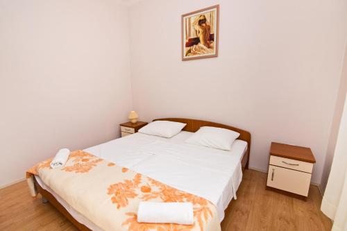 een kleine slaapkamer met een bed en een spiegel bij Apartment Šare in Betina