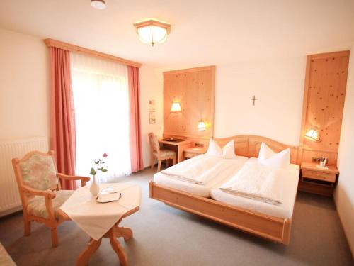 מיטה או מיטות בחדר ב-Pension Arzberghof