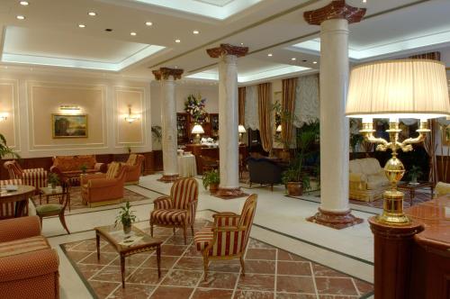 Ein Sitzbereich in der Unterkunft Andreola Central Hotel