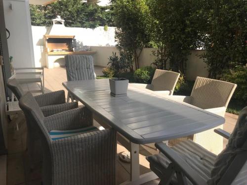 Posedenie v ubytovaní Athens-Glyfada apartment