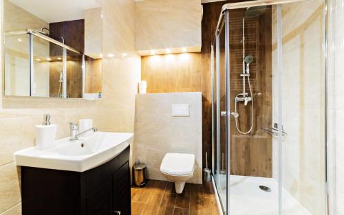施柯拉爾斯卡波倫巴的住宿－Apartamenty EverySky - Osiedle Podgórze 1D，浴室配有卫生间水槽和淋浴。