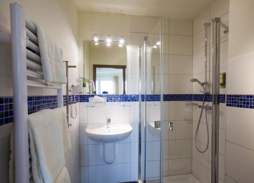 Een badkamer bij Hotel Im Schützenhof, Jever