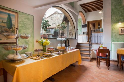 een tafel met eten in een kamer bij Leon Bianco in San Gimignano