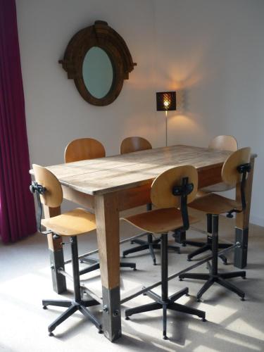 - une table à manger avec des chaises et un miroir dans l'établissement Workshop with shared pool for 2-6 in Semur en Auxois, Burgundy, à Semur-en-Auxois