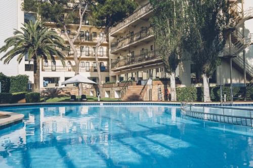 AYA Seahotel - Adults Only tesisinde veya buraya yakın yüzme havuzu