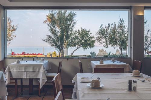 AYA Seahotel - Adults Onlyにあるレストランまたは飲食店