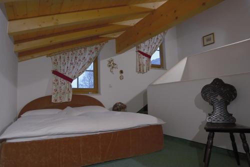 ein kleines Schlafzimmer mit einem Bett und einem Fenster in der Unterkunft Appartement Chalet Claudia in Mittersill