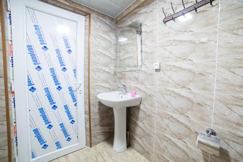 ein Badezimmer mit Waschbecken und Dusche in der Unterkunft Guest Houze Nona in Sugdidi
