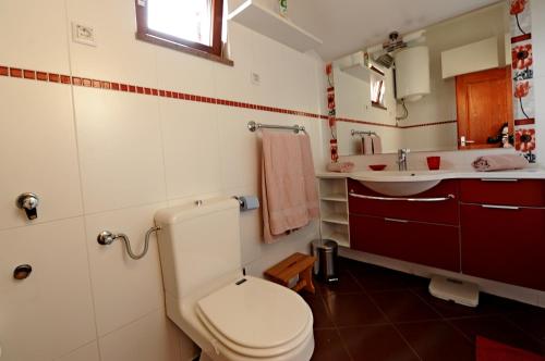 La salle de bains est pourvue de toilettes et d'un lavabo. dans l'établissement Apartment Paola, à Rakalj