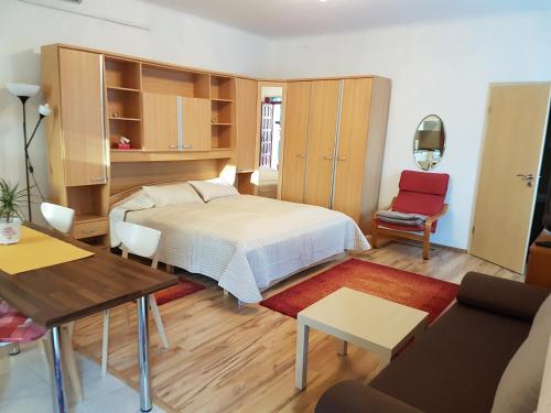 ブダペストにあるDélibáb Apartmentのベッドルーム1室(ベッド1台、テーブル、椅子付)