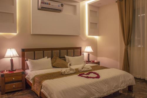 a bedroom with a large bed with two lamps and a bed sidx sidx at That Msa Resort in Khamis Mushayt