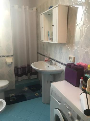 Bilik mandi di Fantasy Beach Apartment