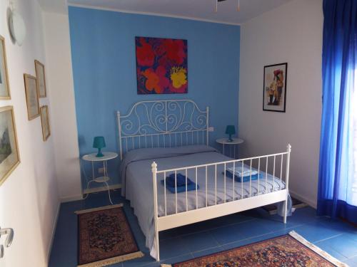 カステッランマーレ・デル・ゴルフォにあるLe Case di VirGin 2のベッドルーム1室(白いベッド1台、テーブル2台付)