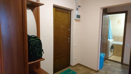 ユージヌィにあるPodobovo Yuzhne Prymorska 1 liniyaの廊下、ドア、トイレが備わる客室です。