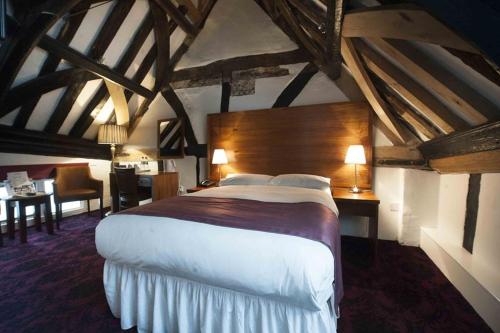 a bedroom with a large bed in a room at The Royal Hop Pole Wetherspoon in Tewkesbury