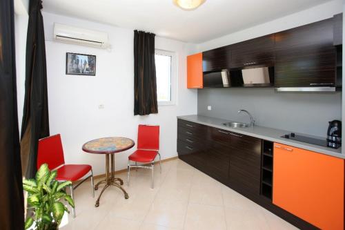 Kuchyň nebo kuchyňský kout v ubytování Sofia Apartments in Sunny Residence