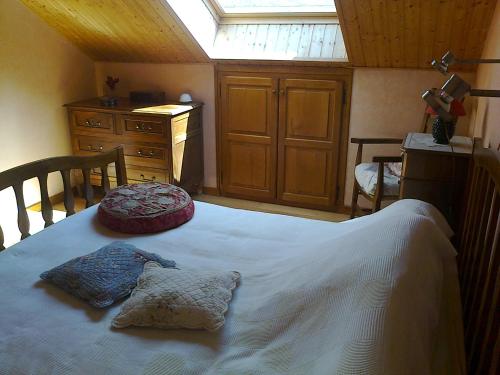 une chambre avec un grand lit blanc avec une fenêtre dans l'établissement Chambre d'hôtes - La Maurillonnette, à Saint-Pancrace