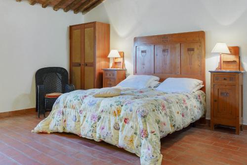 ein Schlafzimmer mit einem großen Bett und zwei Nachttischen in der Unterkunft Agriturismo Santa Caterina in Castelnuovo di Val di Cecina