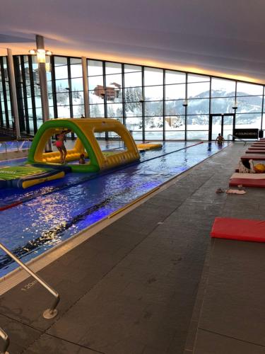 une piscine avec toboggan dans un immeuble dans l'établissement Apartment Anna, à Courchevel