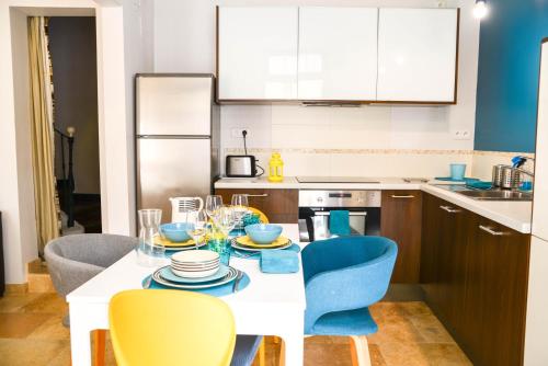 アヴィニョンにあるLe Sureauのキッチン(テーブル、青い椅子付)、キッチン(カウンター付)