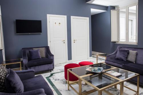 a living room filled with furniture and a couch at Boutique Hotel Metro 900 in Naples