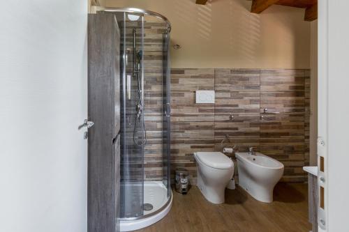 a bathroom with a shower and a toilet and a sink at Villa Stefy in Avola