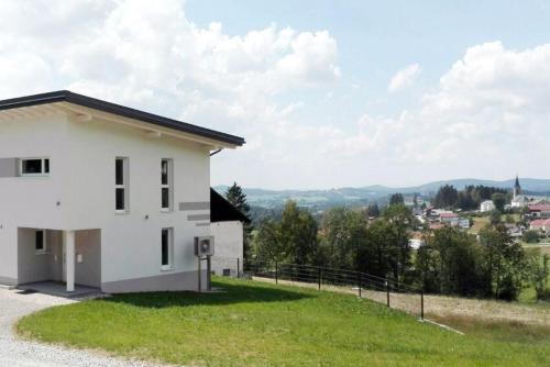 een wit huis op een heuvel bij Ferienhaus Grobauer II in Schwarzenberg am Bohmerwald