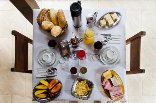 een tafel met ontbijtproducten en drankjes erop bij Pousada Missanga in Paraty