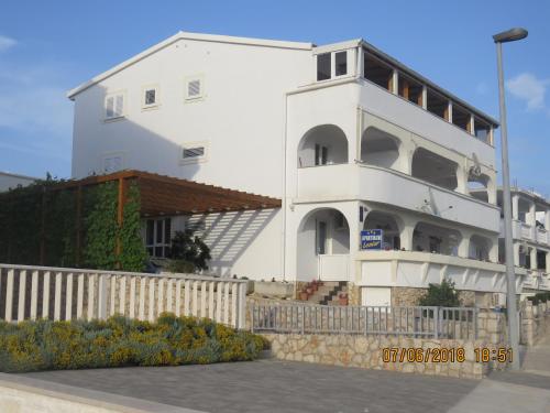 Apartments Loncar-near Zrće beach