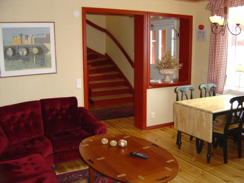 een woonkamer met een bank en een tafel bij Hotell Mellanfjärden in Jättendal