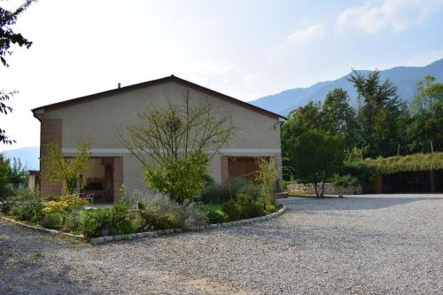 um edifício com um monte de plantas na frente dele em BeeHouse - La Casa delle Api Agriturismo em Borso del Grappa