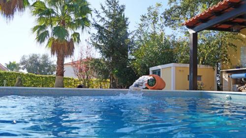 Bazén v ubytování Casa Monserrat nebo v jeho okolí