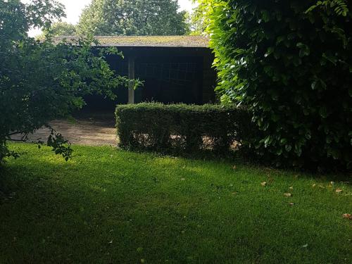 Taman di luar Chambres d'Hôtes Les Ifs