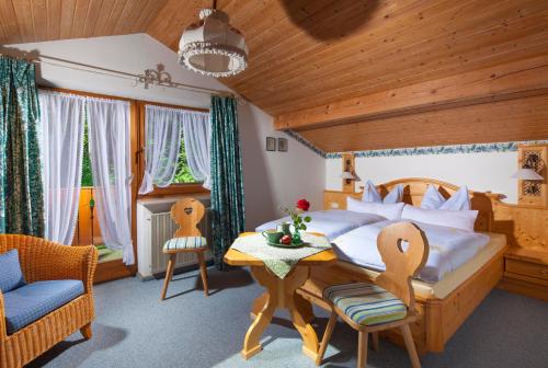 Postel nebo postele na pokoji v ubytování Pension Waldklause, Doppelzimmer mit Balkon, Dusche, WC