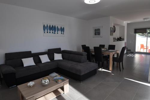un salon avec un canapé et une table dans l'établissement location farinole proche saint-florent, à Farinole