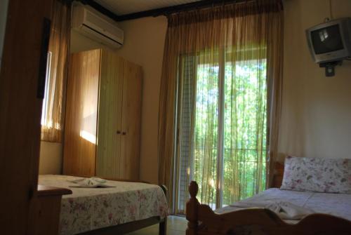 Ένα ή περισσότερα κρεβάτια σε δωμάτιο στο Apartments Stilos Ioannis