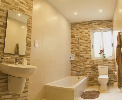 y baño con lavabo, bañera y aseo. en Pierre & Liana's place, en Msida